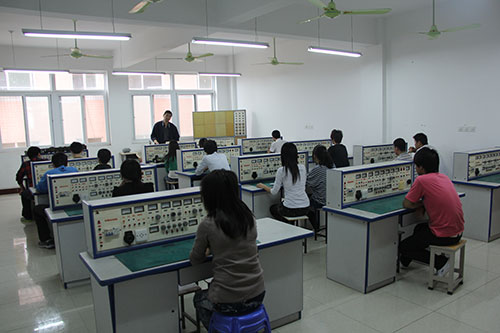 南陽工業(yè)學校機電專業(yè)實習